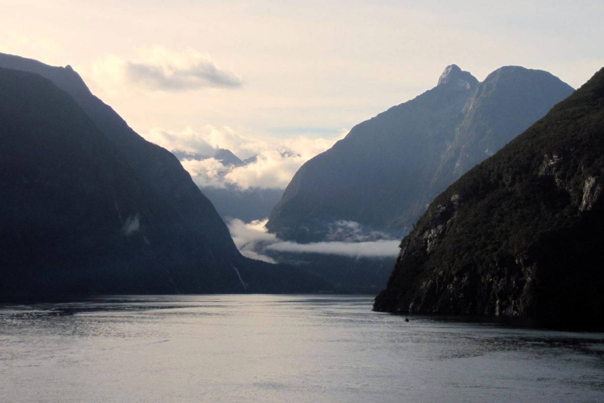 Milford Sound (photo: Travellers & Tinkers [CC BY-SA 3.0 (https://creativecommons.org/licenses/by-sa/3.0)])