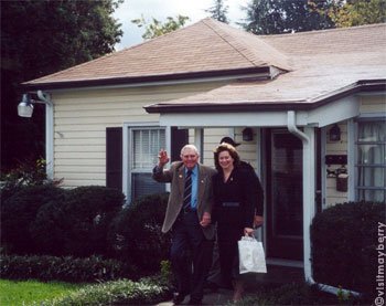 Andy and Cindy Griffith visit Andy's childhood home in Mount Airy, NC [photo: visitNC.com / visitmayberry.com, 2007-Aug]]