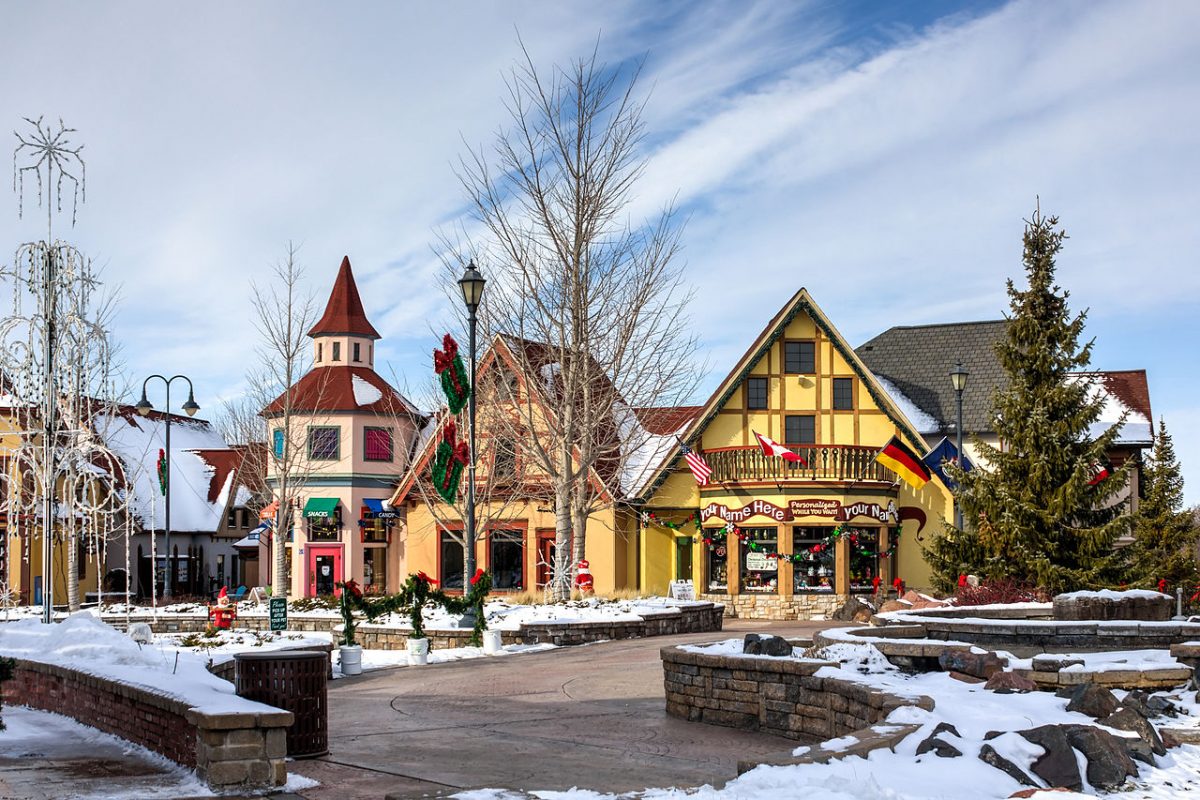 Riverfront Stores, Frankenmuth, Michigan [photo: Crisco 1492 / CC BY-SA (https://creativecommons.org/licenses/by-sa/4.0)]