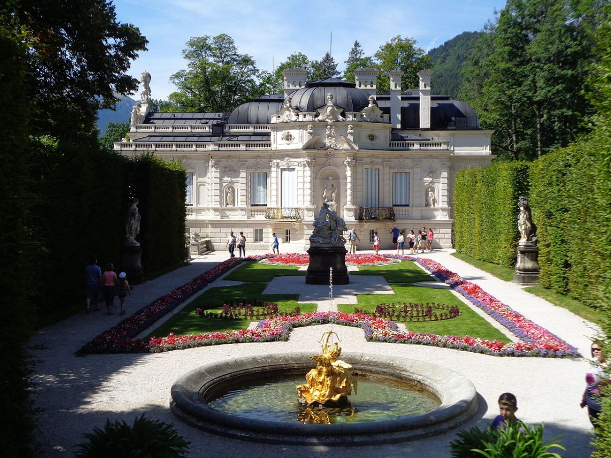 Linderhof Palace [photo: Silverije / CC BY-SA (https://creativecommons.org/licenses/by-sa/3.0)]