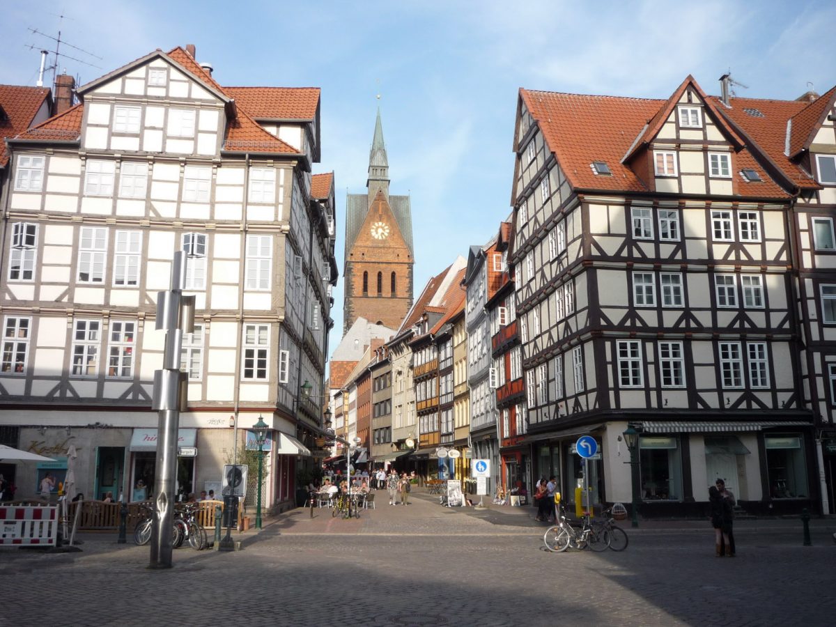 Hannover Old Town (Altstatdt), Holzmarkt und Kramerstraße, Hannover [photo: User: Pedelecs at q373 shared / CC BY-SA (https://creativecommons.org/licenses/by-sa/3.0)]
