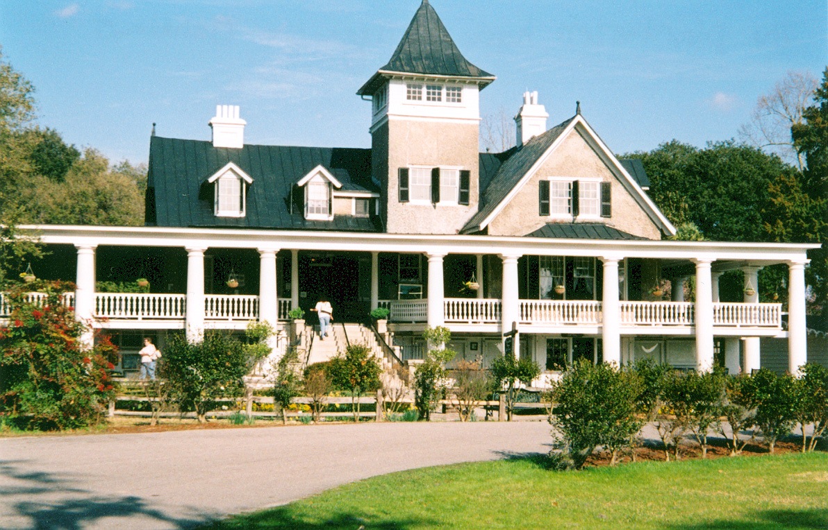 Magnolia Plantation House, South Carolina [Kellie Thorne of NSBO, Public domain, via Wikimedia Commons]