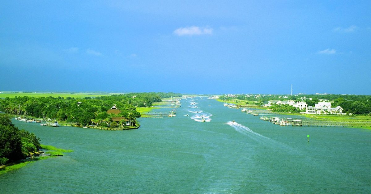 Intracoastal Waterway viewed from the Isle of Palms Connector near the Isle of Palms, South Carolina, United States. The Isle of Palms is on the right, and Hamlin Creek and Goat Island are on the left. [Brian Stansberry, CC BY 4.0 https://creativecommons.org/licenses/by/4.0, via Wikimedia Commons]