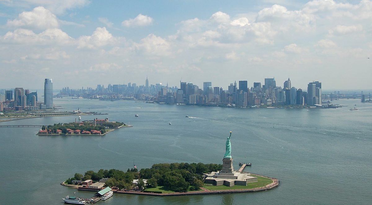 Manhattan & Liberty Island, New York City, US. To the left you see New Jersey and Ellis Island. [Clément Bardot, CC BY-SA 4.0 https://creativecommons.org/licenses/by-sa/4.0, via Wikimedia Commons]
